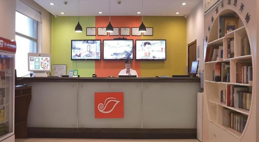 a book store with a counter with two televisions at Shell Baoding Dongfeng Middle Road Kailian Hotel in Baoding