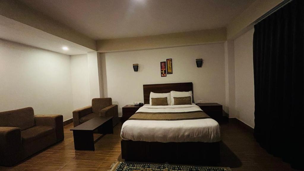Ένα ή περισσότερα κρεβάτια σε δωμάτιο στο Bhumzang Hotel & Banquet