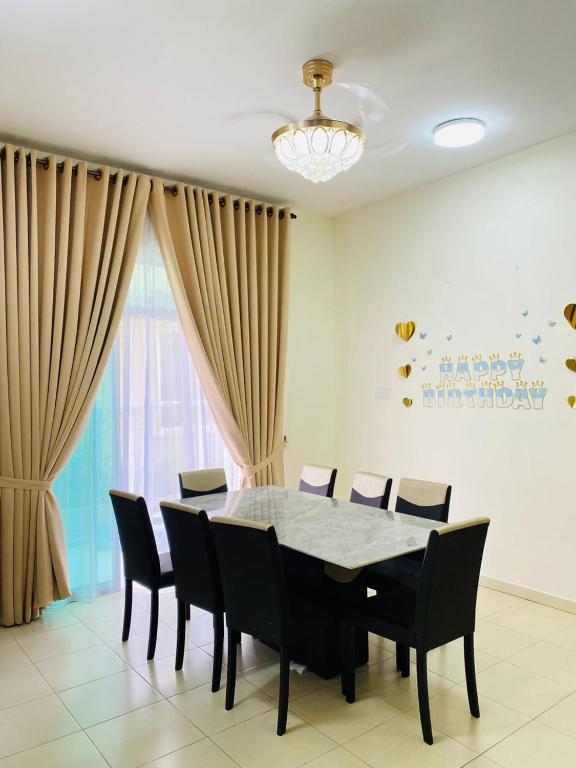 a dining room with a table and chairs at SM Guest House in Changlun