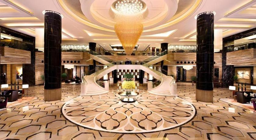 eine große Lobby mit einem großen Kronleuchter in einem Gebäude in der Unterkunft Grand Parkray Hangzhou Hotel in Xiaoshan