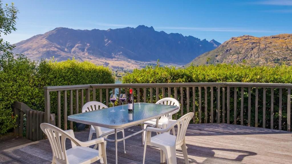 - une table et des chaises sur une terrasse avec vue dans l'établissement Marina Heights, à Queenstown