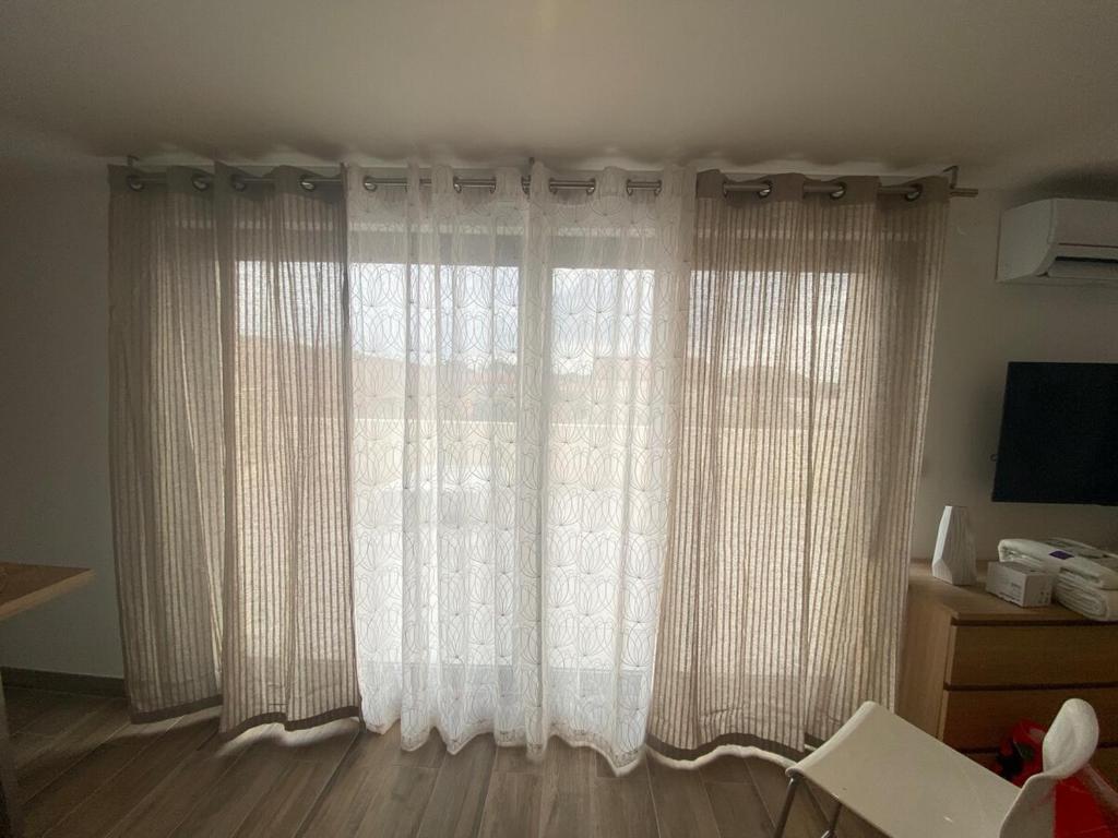 Televiisor ja/või meelelahutuskeskus majutusasutuses l'hippy chic jacuzzi superbe vue étang de Thau