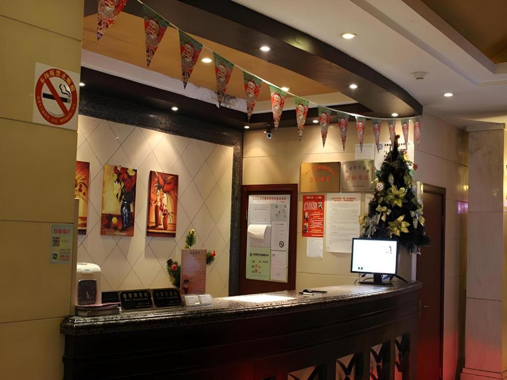 ein Restaurant mit einem Weihnachtsbaum auf der Theke in der Unterkunft GreenTree Inn Shanghai Gongkang Road Branch in Jiangwan