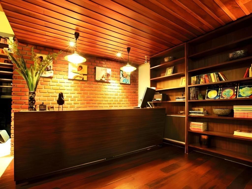 eine Lobby mit einer Rezeption und einer Ziegelwand in der Unterkunft The Royal Chiangkhan Boutique Hotel in Chiang Khan