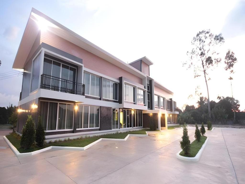 ein großes Gebäude mit vielen Fenstern in der Unterkunft Loft Village in Ban Khlong Kathon