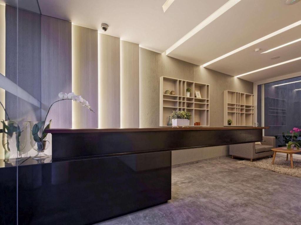 eine Lobby mit einem langen Schreibtisch in einem Raum in der Unterkunft Daun Residence Kuningan in Jakarta