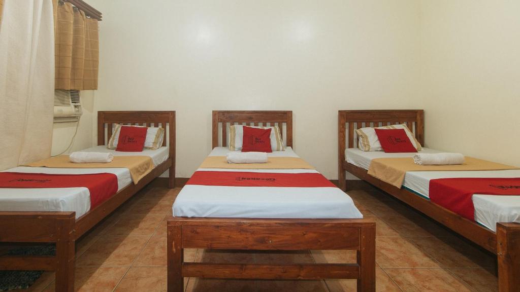 Postel nebo postele na pokoji v ubytování RedDoorz @ Plaza La Paz Iloilo City