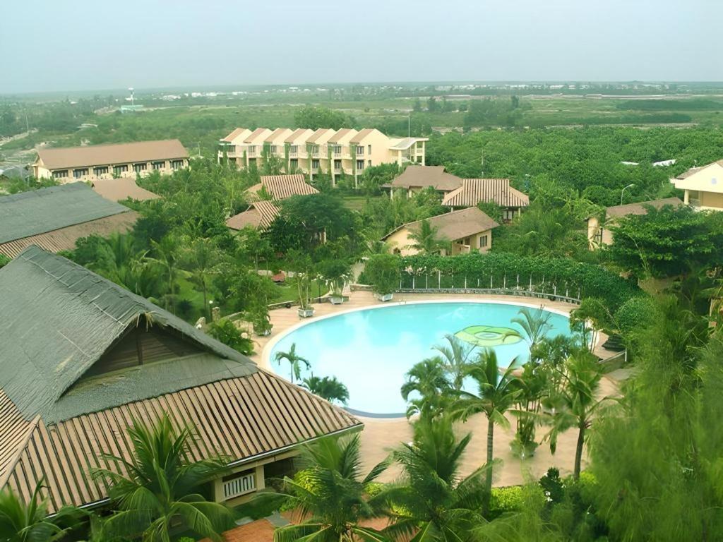 eine Luftaufnahme eines Resorts mit Swimmingpool in der Unterkunft Can Gio Resort in Ấp Long An