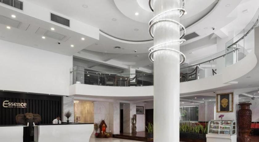 un grand bâtiment avec un plafond en spirale avec un hall dans l'établissement Essence Hotel-Phnom Penh, à Phnom Penh