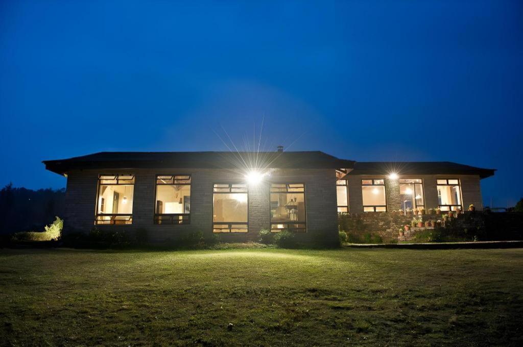 ein großes Haus mit Lichtern in der Nacht in der Unterkunft Hananoie - A Permaculture Resort in Astam