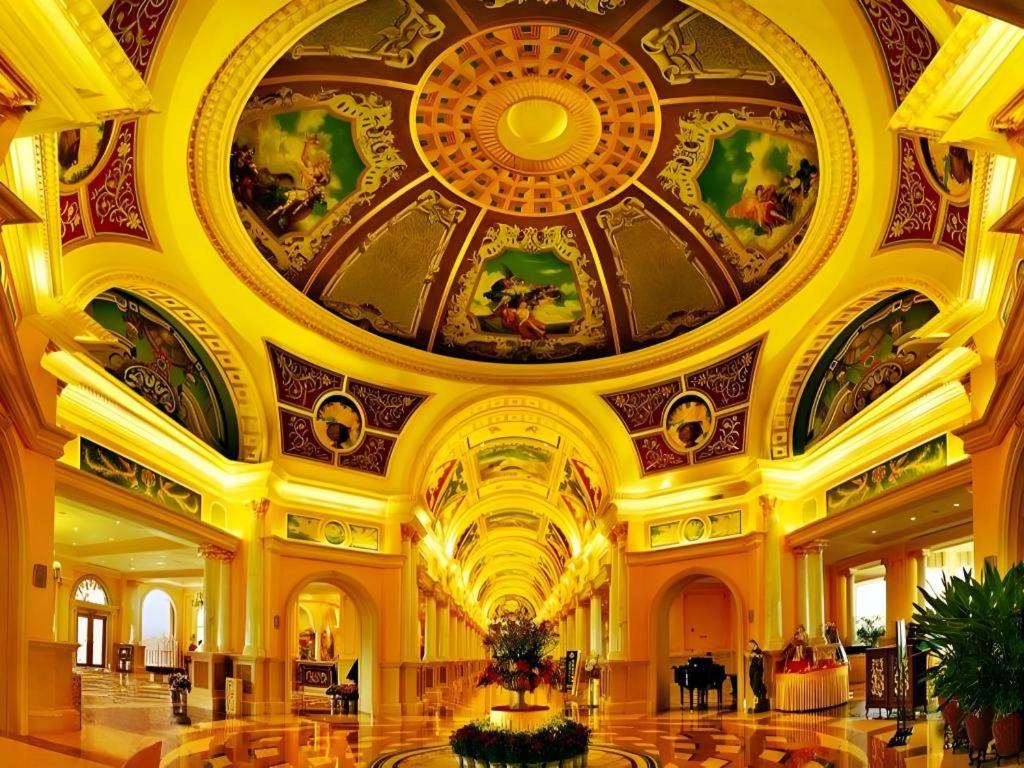 una hall con soffitto decorato con dipinti di Country Garden Phoenix Hotel Huangshan a Huangshan