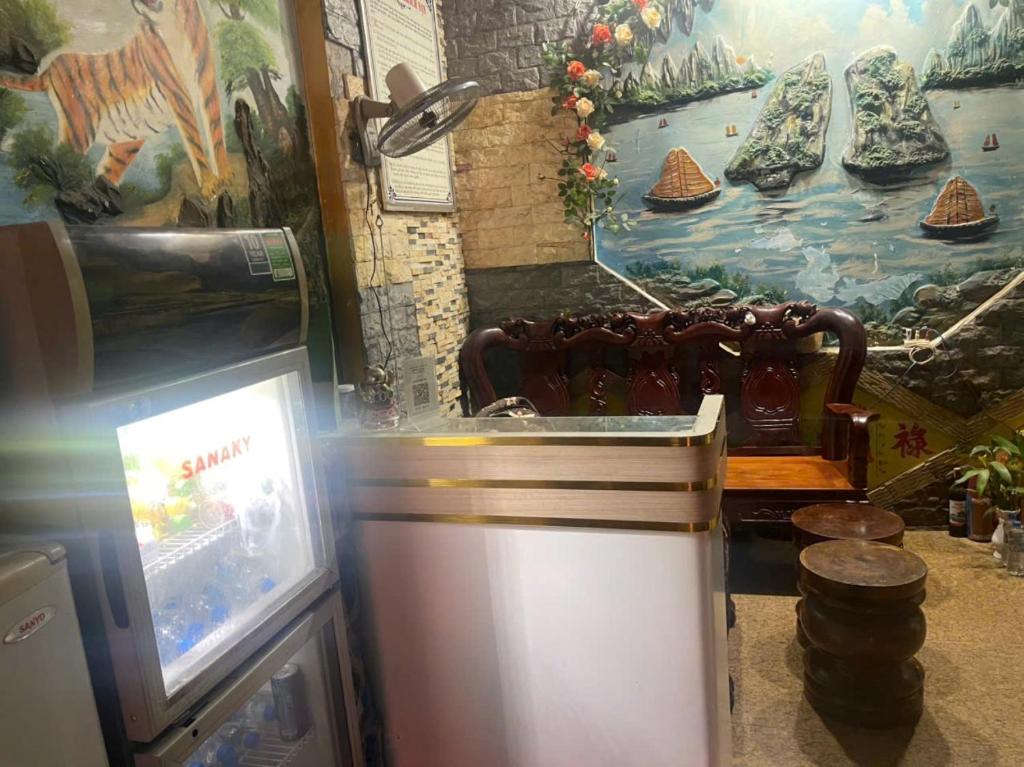 une chambre avec un réfrigérateur et un tableau de bateaux dans l'établissement Cường Phú Hotel Hồ Chí Minh, à Hô-Chi-Minh-Ville