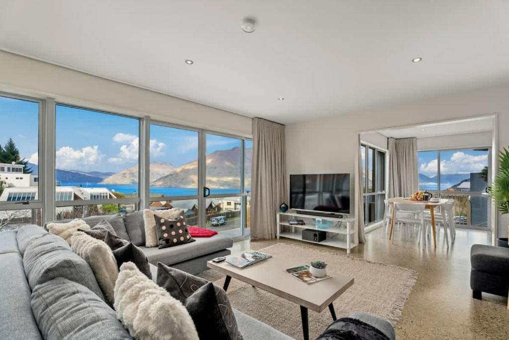 ein Wohnzimmer mit Couch und großem Fenster in der Unterkunft Vancouver Spa Views in Queenstown
