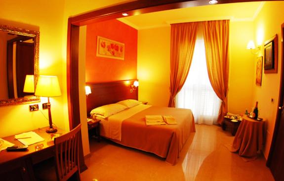 マンドゥーリアにあるHotel San Paoloのベッドと窓が備わるホテルルーム