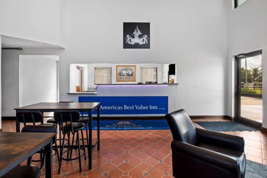 Posezení v ubytování Americas Best Value Inn Gonzales
