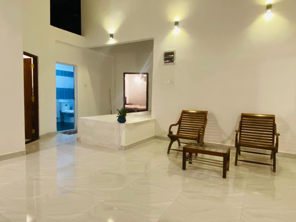 2 sillas y un espejo en una habitación en ML villa, en Ahangama