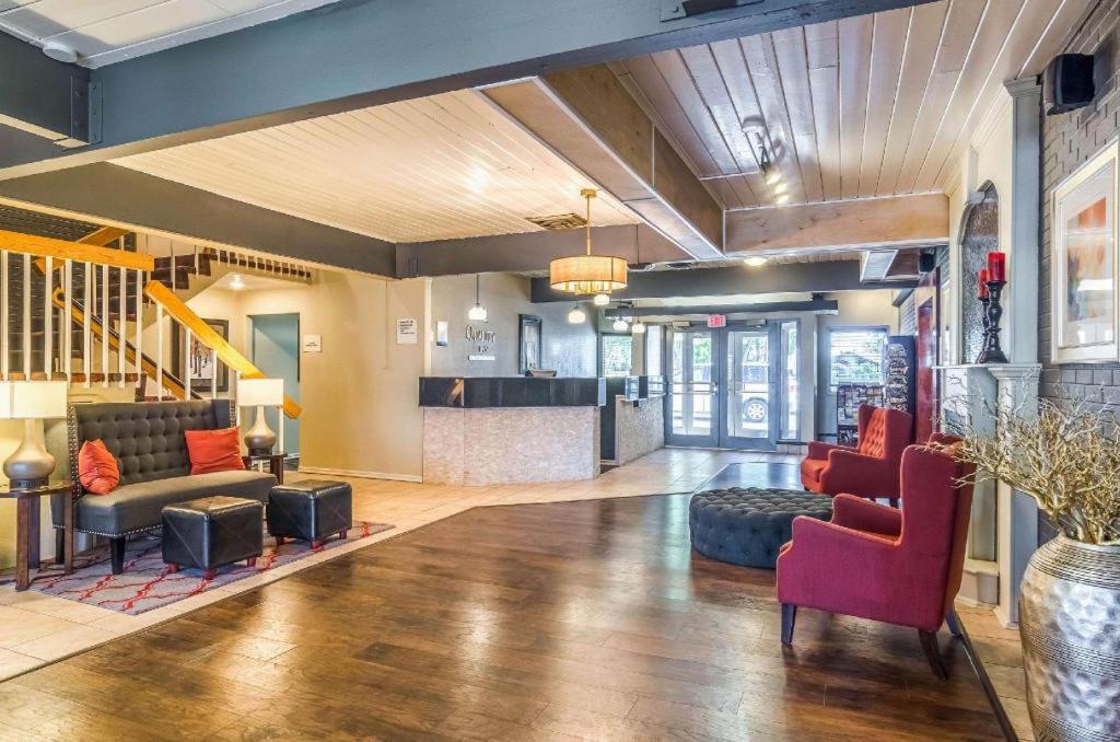 um saguão com sofás e cadeiras em um prédio em Quality Inn em Buffalo