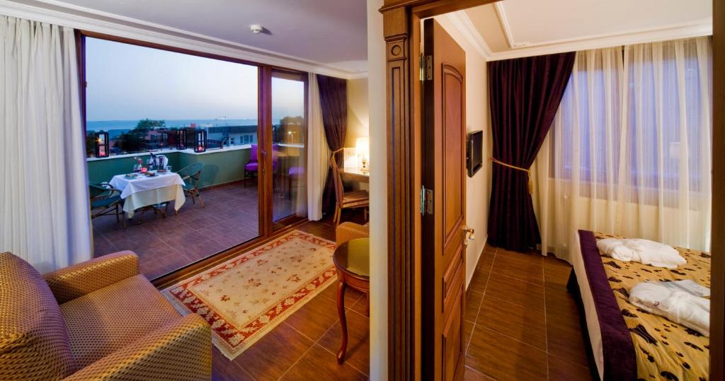 Postel nebo postele na pokoji v ubytování GLK PREMIER The Home Suites & Spa
