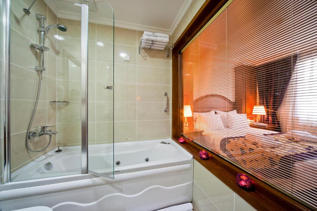 Koupelna v ubytování GLK PREMIER The Home Suites & Spa