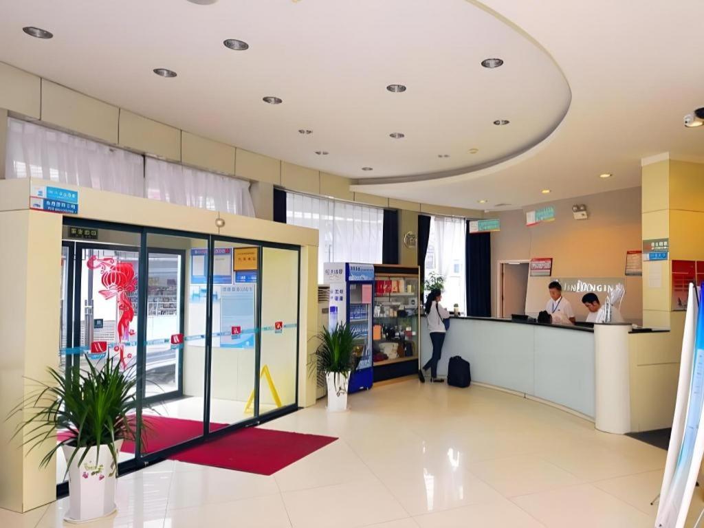 eine Lobby eines Ladens mit einer Theke in der Unterkunft Jinjiang Inn Jinan Daming Lake in Jinan