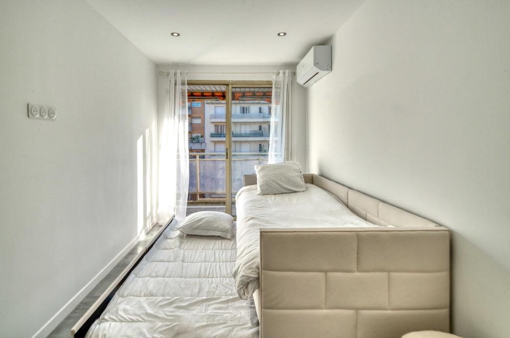 A C 2BDR 6P flat just two minutes from the beach!
