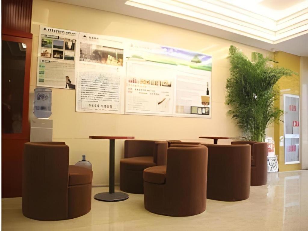 ein Wartezimmer mit braunen Stühlen und einem Tisch in der Unterkunft GreenTree Inn Jinan Quancheng Hotel in Jinan