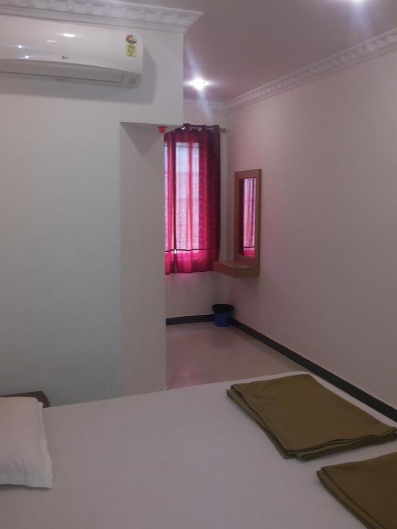 Postel nebo postele na pokoji v ubytování Hotel Nachiappa Palace