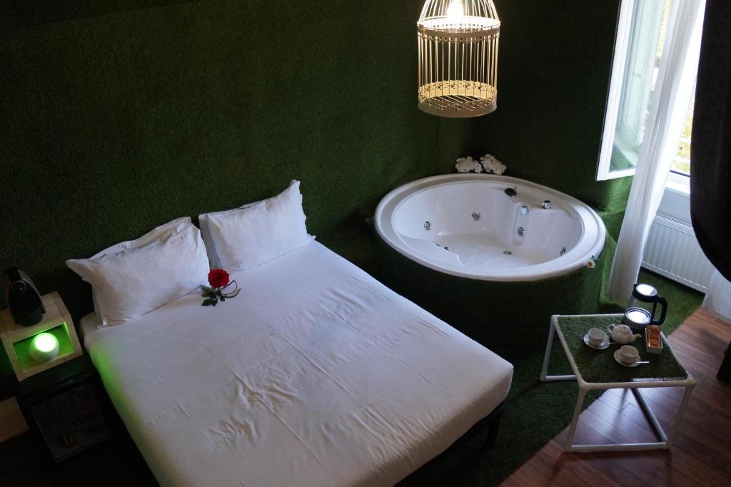 Posteľ alebo postele v izbe v ubytovaní Jacuzzi Rooms