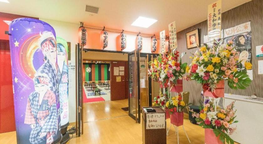 a room filled with lots of flowers on display at Ryokan Yasuda-Onsen Yasuragi Agano in Agano