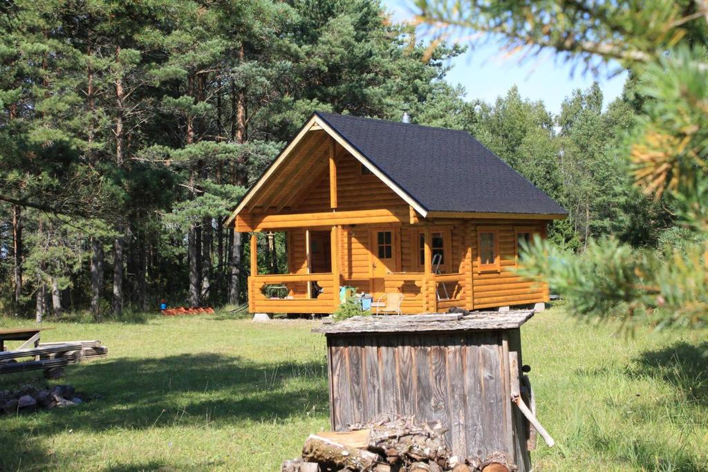una pequeña cabaña de madera en un campo de hierba en Nature Getaway Holiday Home, en Mujaste