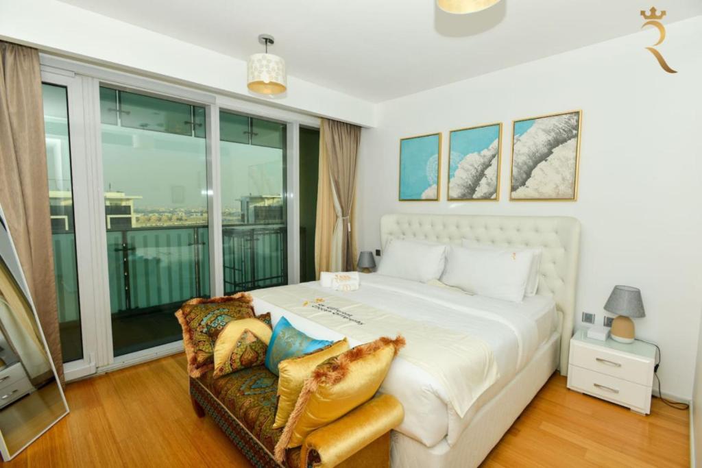 Postel nebo postele na pokoji v ubytování Golden Timber 2BR Al Raha Family Retreat