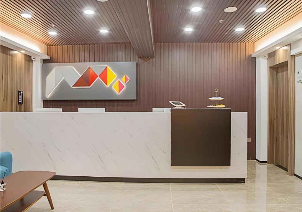 TV a/nebo společenská místnost v ubytování Borrman Hotel Zhenjiang Dashikou Suning Plaza