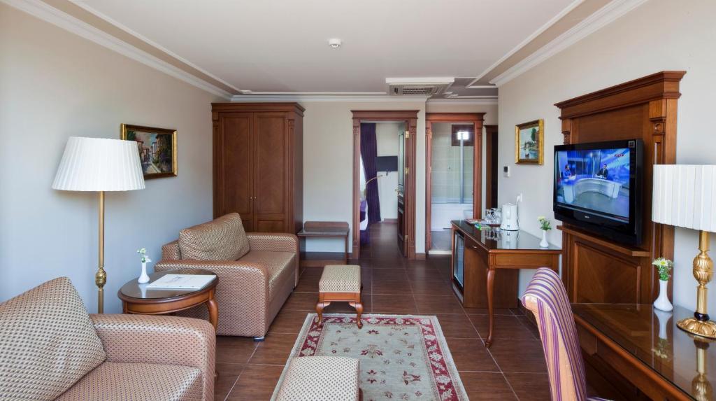TV a/nebo společenská místnost v ubytování GLK PREMIER The Home Suites & Spa