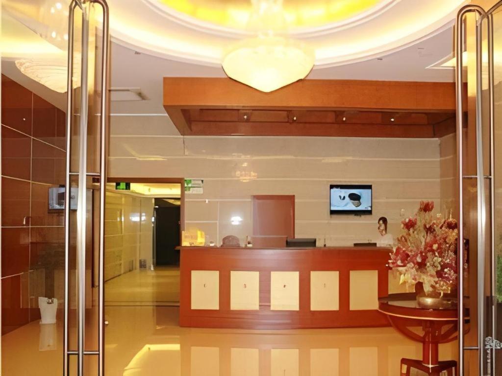 un hall d'hôpital avec une salle d'attente dans l'établissement GreenTree Inn Jiaxing Zhongan Business Hotel, à Jiaxing