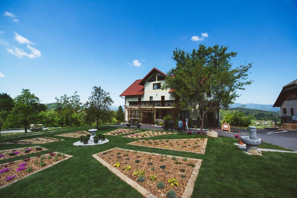 un jardin en face d'une maison dans l'établissement Adventure Farm, à Štore