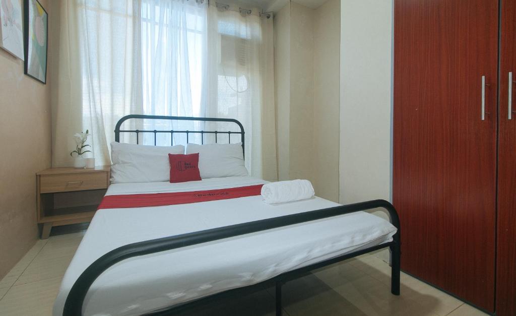 En eller flere senge i et værelse på RedDoorz at Yssa Ademar near Robinsons Jaro