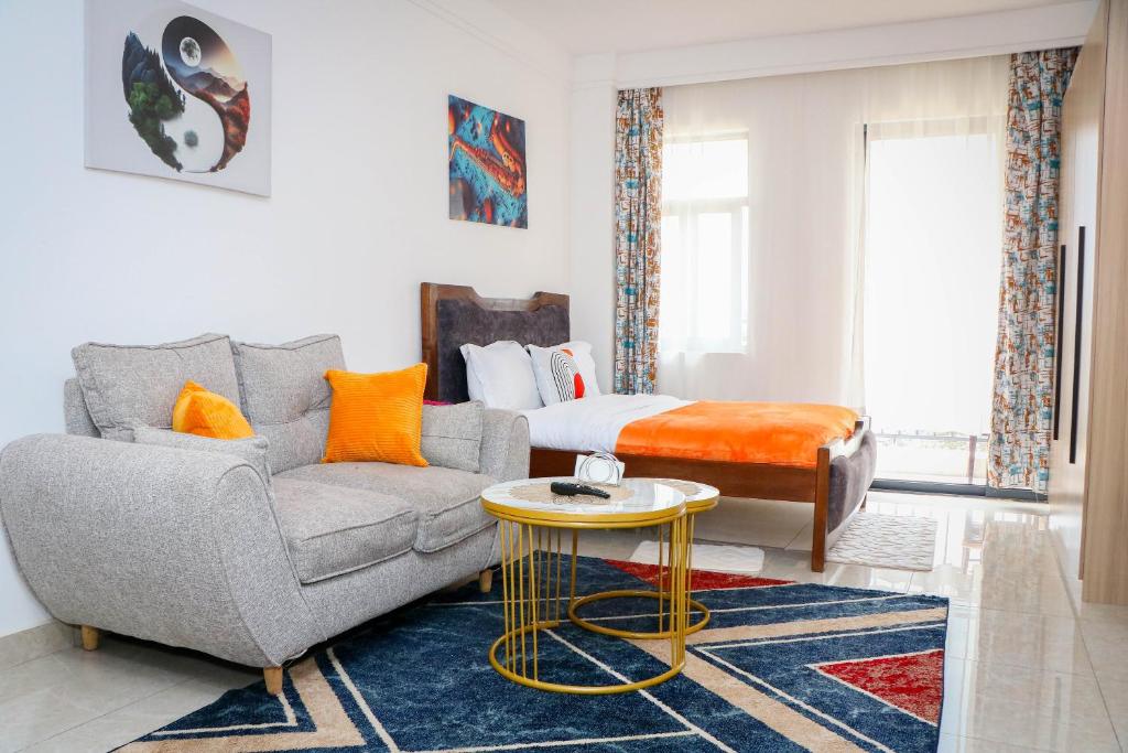 ein Wohnzimmer mit Sofa und Bett in der Unterkunft Cozy Ruaka Retreat in Ruaka