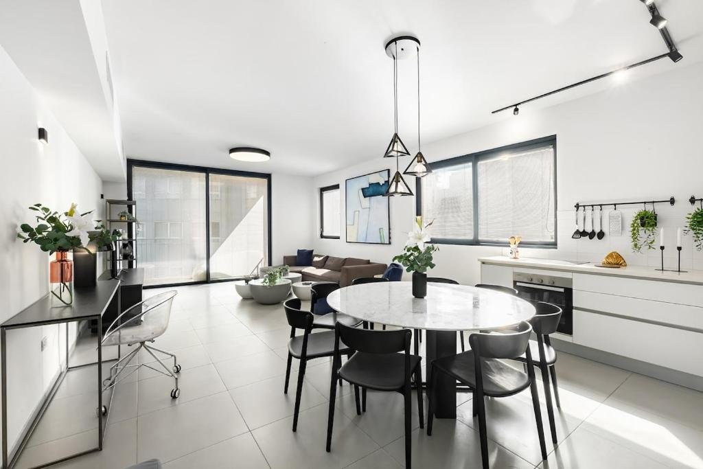 Fotografie z fotogalerie ubytování Stylish 2BR By the Beach v destinaci Tel Aviv