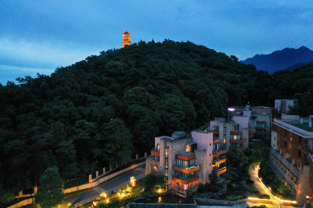 Nespecifikovaný výhled na hory nebo výhled na hory při pohledu z hotelu