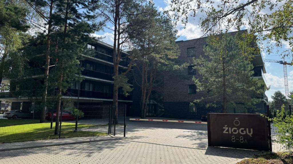 Ziogu Apartments في بالانغا: مبنى مع علامة أمامه