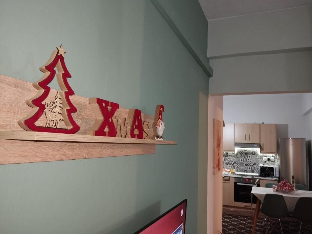 een keuken met een plank met kerstversiering erop bij Notos in Petrokefálion