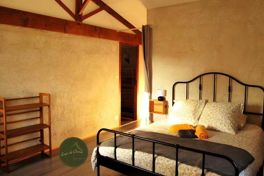 Ένα ή περισσότερα κρεβάτια σε δωμάτιο στο Logis De Chenac Chambres Et Table