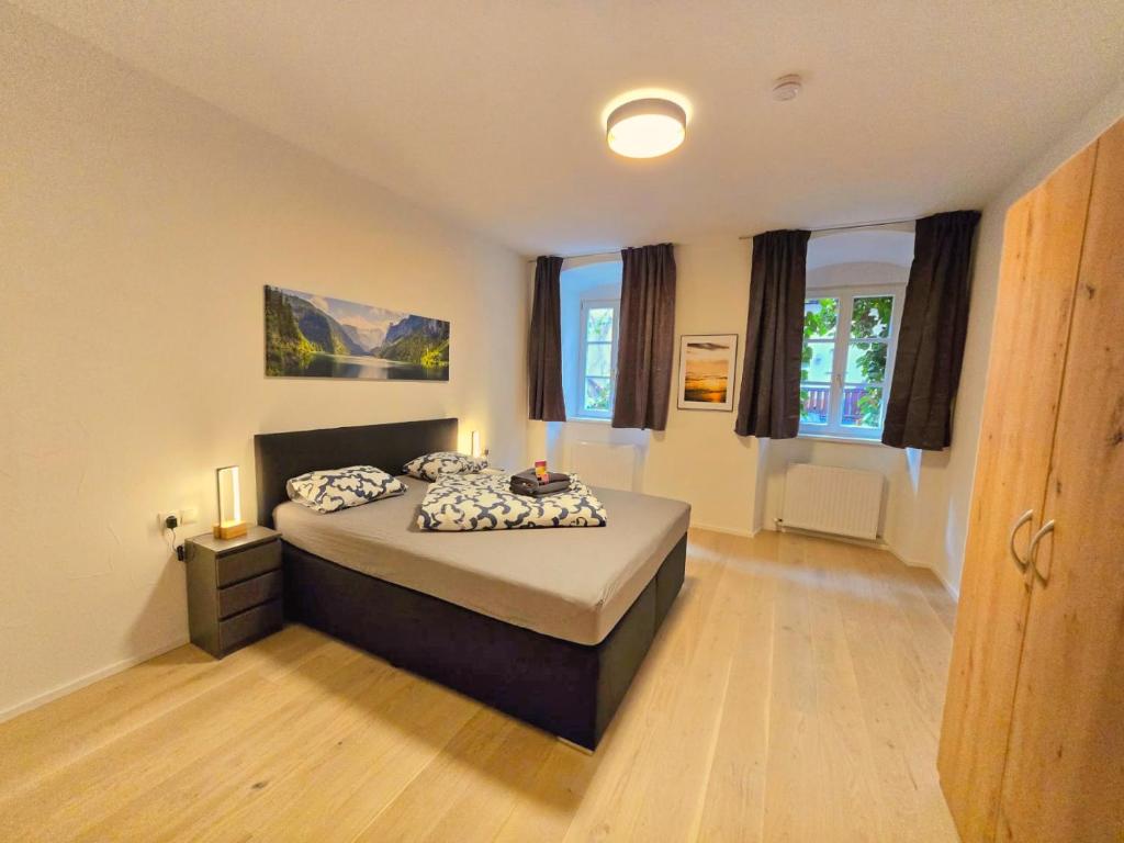 une chambre avec un lit et deux fenêtres dans l'établissement New Two-Bedroom Apartment in the Old Town, à Hall en Tirol