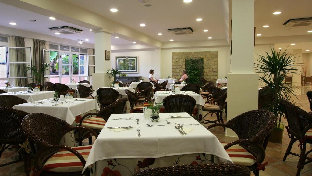 Restaurace v ubytování Apartamentos Jardín del Conde