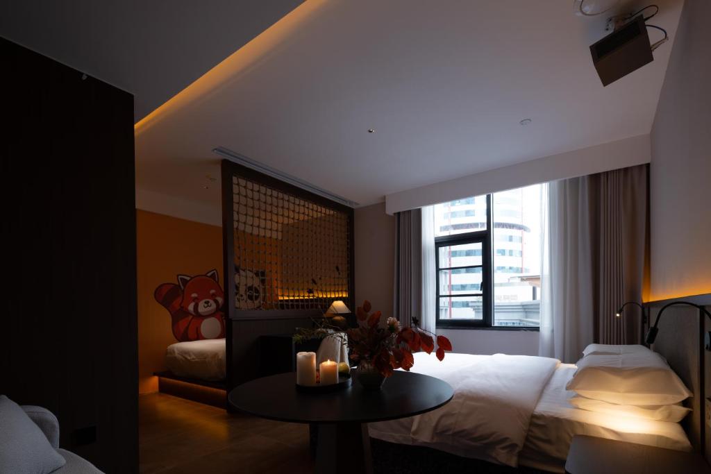 Postel nebo postele na pokoji v ubytování The Panda Artisan, Taikoo Li Xilia Hotel