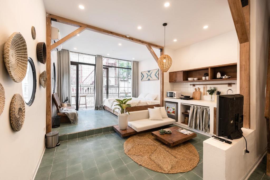 ein Wohnzimmer mit Sofa und Tisch in der Unterkunft Prime Retreat - Near Hoan Kiem Lake - Balcony in Hanoi