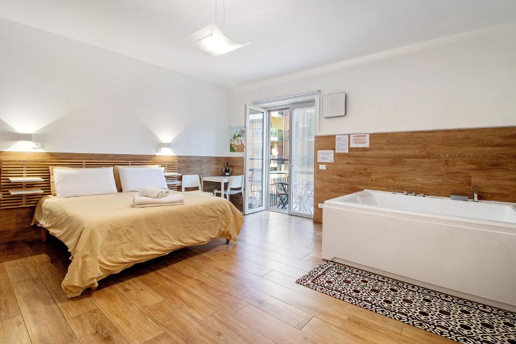 Ένα ή περισσότερα κρεβάτια σε δωμάτιο στο Jacuzzi - Il Centro Luxury Suites