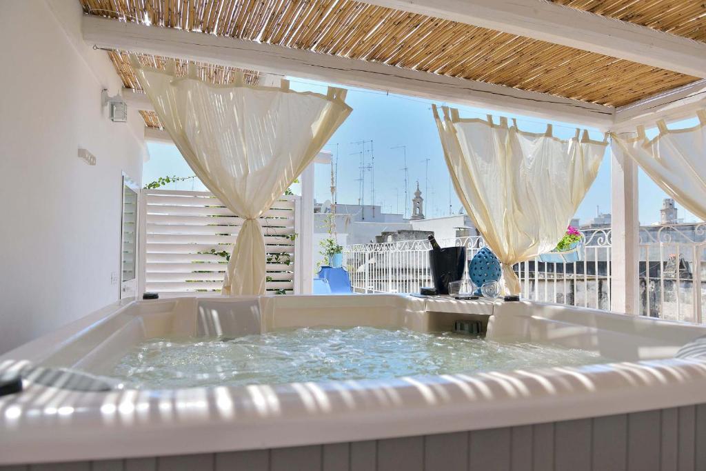 jacuzzi con vistas a la ciudad en Palazzo Kapece, en Monopoli