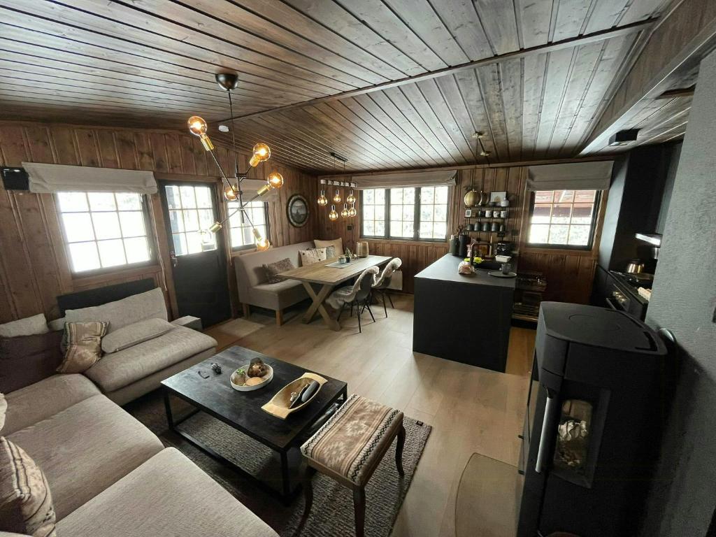 Posezení v ubytování Modern Mountain Cabin With Views Over Slokovannet