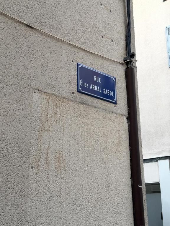 ein blaues Straßenschild an der Seite eines Gebäudes in der Unterkunft Studieux in Millau